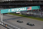 Lewis Hamilton vor Nico Rosberg (Mercedes) 