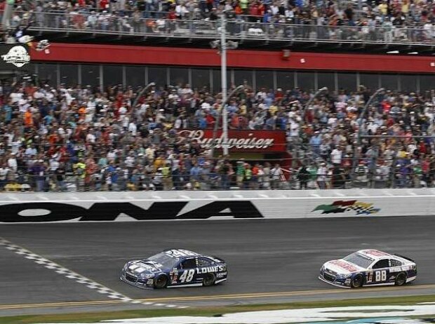 Jimmie Johnson gewinnt vor Dale Earnhardt Jr. Jimmie Johnson gewinnt vor Dale Earnhardt Jr.