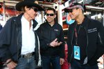 Schauspieler Mario Lopez besucht King Richard Petty und Aric Almirola