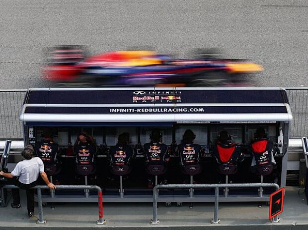 Titel-Bild zur News: Sebastian Vettel, Kommandostand, Red Bull