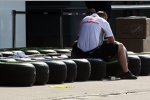McLaren-Mechaniker bei den Pirelli-Reifen
