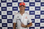 Jenson Button (McLaren) mit einem Rasierer von Neo-Sponsor Gillette