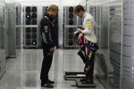 Sebastian Vettel (Red Bull) beim Wiegen mit Coach Heikki Huovinen