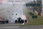 Esteban Gutierrez (Sauber) knallt ins Heck von Adrian Sutil 