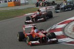 Fernando Alonso vor Felipe Massa (Ferrari) 