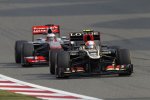 Romain Grosjean (Lotus) und Jenson Button (McLaren) 