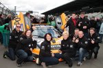 Gruppenbild mit schnellem Auto