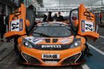 Der McLaren MP4-12C von Dörr Motorsport wird Startklar gemacht