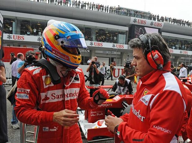 Titel-Bild zur News: Fernando Alonso, Physiotherapeut Fabrizio Borra