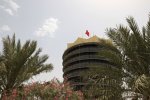 Sakhir-Tower an der Strecke in Bahrain