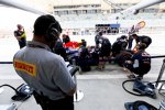 Pirelli-Techniker überwacht das Geschehen bei Red Bull