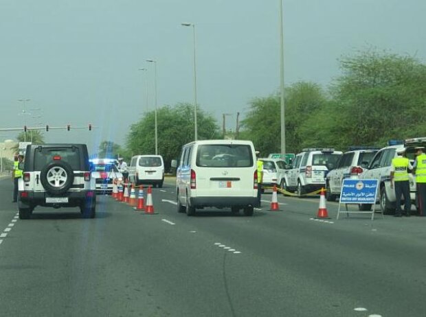 Titel-Bild zur News: Sicherheits-Checkpoint auf dem Weg zur Rennstrecke in Bahrain