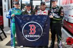 Ricky Stenhouse, Geburtstagskind Jack Roush, Greg Biffle und Carl Edwards stärken Boston den Rücken