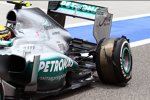 Lewis Hamilton (Mercedes) mit Aufhängungsscahden in der Box