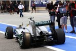 Lewis Hamilton (Mercedes) mit Aufhängungsscahden in der Box