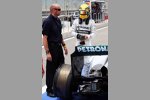 Lewis Hamilton (Mercedes) mit Aufhängungsscahden in der Box