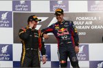 Kimi Räikkönen (Lotus) und Sebastian Vettel (Red Bull) scherzen auf den Podest