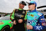 Ricky Stenhouse Jun. scherzt mit einem Crewmitglied von Danica Patrick (Stewart/Haas) 