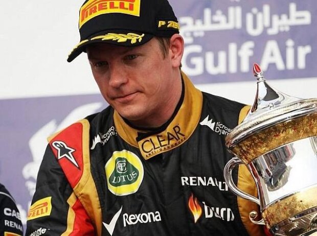 Titel-Bild zur News: Kimi Räikkönen bei Siegerehrung in Bahrain