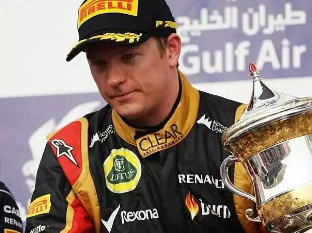 Kimi Räikkönen bei Siegerehrung in Bahrain Titel-Bild zur News: Kimi Räikkönen bei Siegerehrung in Bahrain