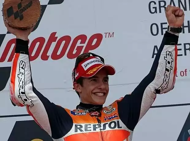 Marc Marquez mit Siegerpokal in Austin Titel-Bild zur News: Marc Marquez mit Siegerpokal in Austin