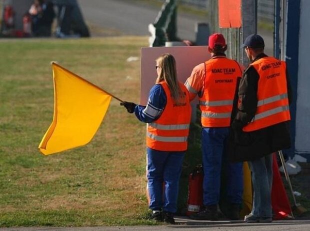 Titel-Bild zur News: gelbe Flagge Hockenheimring