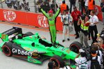 James Hinchcliffe feiert