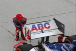 Takuma Sato inspiziert seinen Foyt-Honda