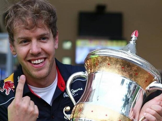 Titel-Bild zur News: Sebastian Vettel mit Pokal in Bahrain