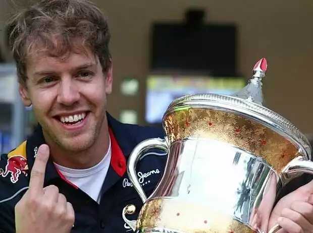 Sebastian Vettel mit Pokal in Bahrain Titel-Bild zur News: Sebastian Vettel mit Pokal in Bahrain