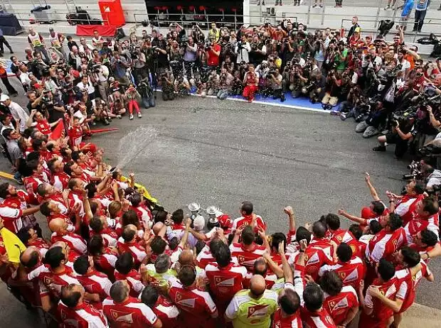Ferrari-Team, Fernando Alonso, Felipe Massa Titel-Bild zur News: Ferrari-Team, Fernando Alonso, Felipe Massa