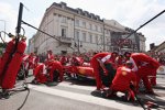 Felipe Massa (Ferrari) legt eine Boxenstopp-Simulation hin