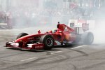 Qualmende Reifen: Felipe Massa (Ferrari) lässt fliegen