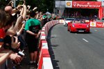 Felipe Massa (Ferrari) in einem Straßensportwagen der italienischen Traditionsmarke