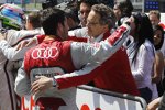 Mike Rockenfeller und die Gratulation von Wolfgang Dürheimer (Entwicklungs-Vorstand bei Audi)