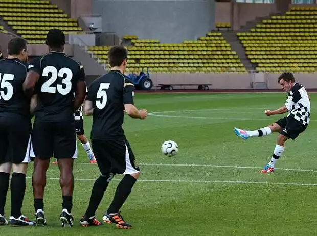 Fernando Alonso beim Fußballspielen Titel-Bild zur News: Fernando Alonso beim Fußballspielen