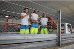 Arbeiter überprüfen die Sicherheitszäune
