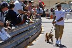 Lewis Hamilton (Mercedes) mit seinem Hund Roscoe