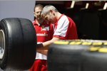 Ein Ferrari-Mechaniker zieht Pirelli-Reifen auf