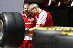 Ein Ferrari-Mechaniker zieht Pirelli-Reifen auf