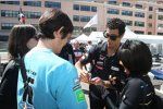 Daniel Ricciardo (Toro Rosso) schreibt Autogramme