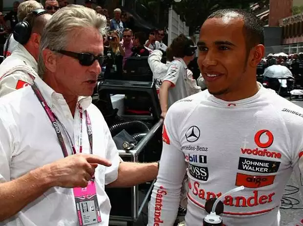 Titel-Bild zur News: Michael Douglas und Lewis Hamilton