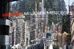 Die Stadt spiegelt sich im McLaren-Motorhome
