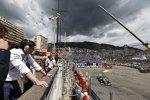 Lewis Hamilton (Mercedes), beobachtet von Motorsportchef Toto Wolff