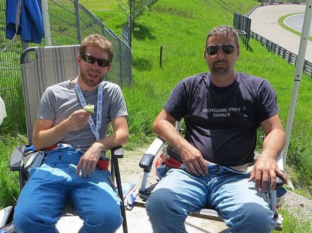 Redakteur Stefan und Streckenposten Christian am Salzburgring