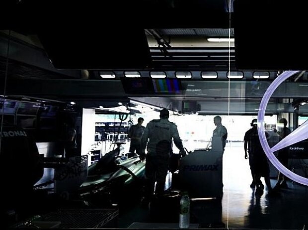 Titel-Bild zur News: Mercedes Box, Garage