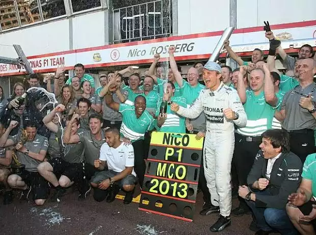 Nico Rosberg und sein Mercedes-Team Titel-Bild zur News: Nico Rosberg und sein Mercedes-Team