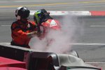 Felipe Massa (Ferrari) stiegt nach seinem Unfall aus dem Ferrari.