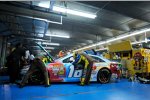 Der Gibbs-Toyota von Kyle Busch mit Motorschaden in der Box