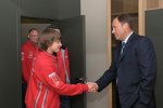 Michail Koslowskii (Lada) mit Lada-Präsident Igor Komarow